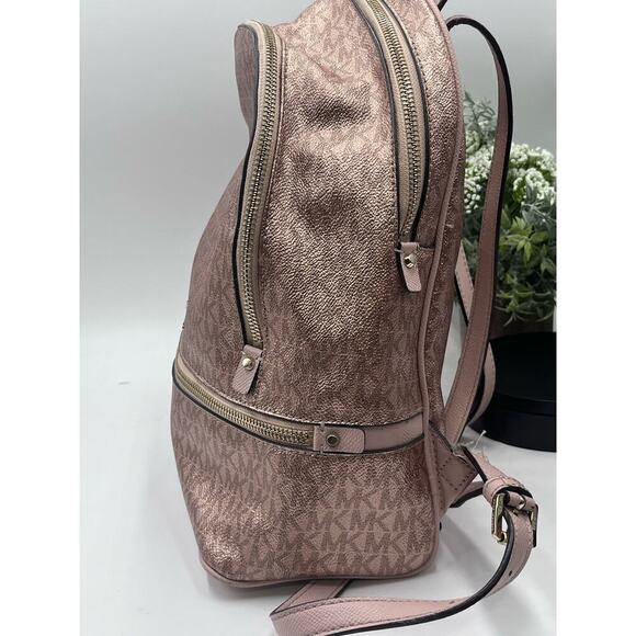 Michael‎ Kors Rose Gold Pink
Trim Metallic Signature
Monogram Rhea Zip backpack - Picture 6 of 16
